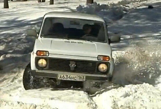 Au trecut pe “manual”! N-o sa crezi cum au “reparat” rusii acestia o Lada! VIDEO