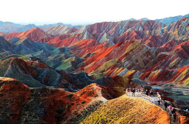 Pare ireal: Culorile neobisnuite sunt date de gresia si mineralele care s-au acumulat timp de 24 de milioane de ani. Asa arata muntii-curcubeu: FOTO