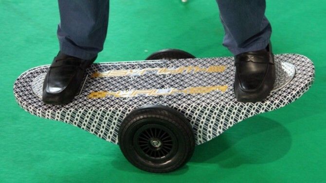Jumatate skateboard, jumatate Segway. Gadgetul pe care te poti plimba fara sa fii acrobat