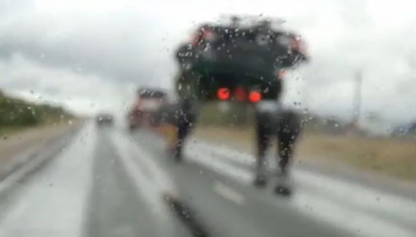 Se intampla in Rusia: "Chestia" asta circula pe sosea: " Nu stim exact ce este:" VIDEO