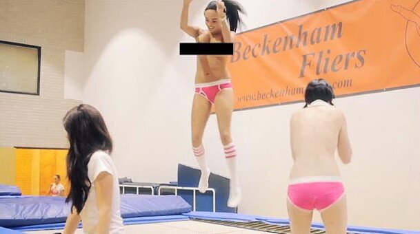 EL este cel mai norocos barbat din lume: jobul lui este sa aiba grija de femei topless. VIDEO