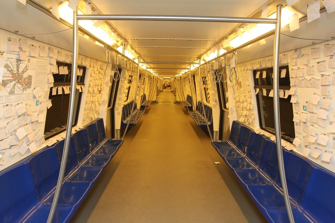 Mii de biletele lipite pe vagoanele unui metrou din Capitala. Surpriza poetica pentru toti pasagerii: