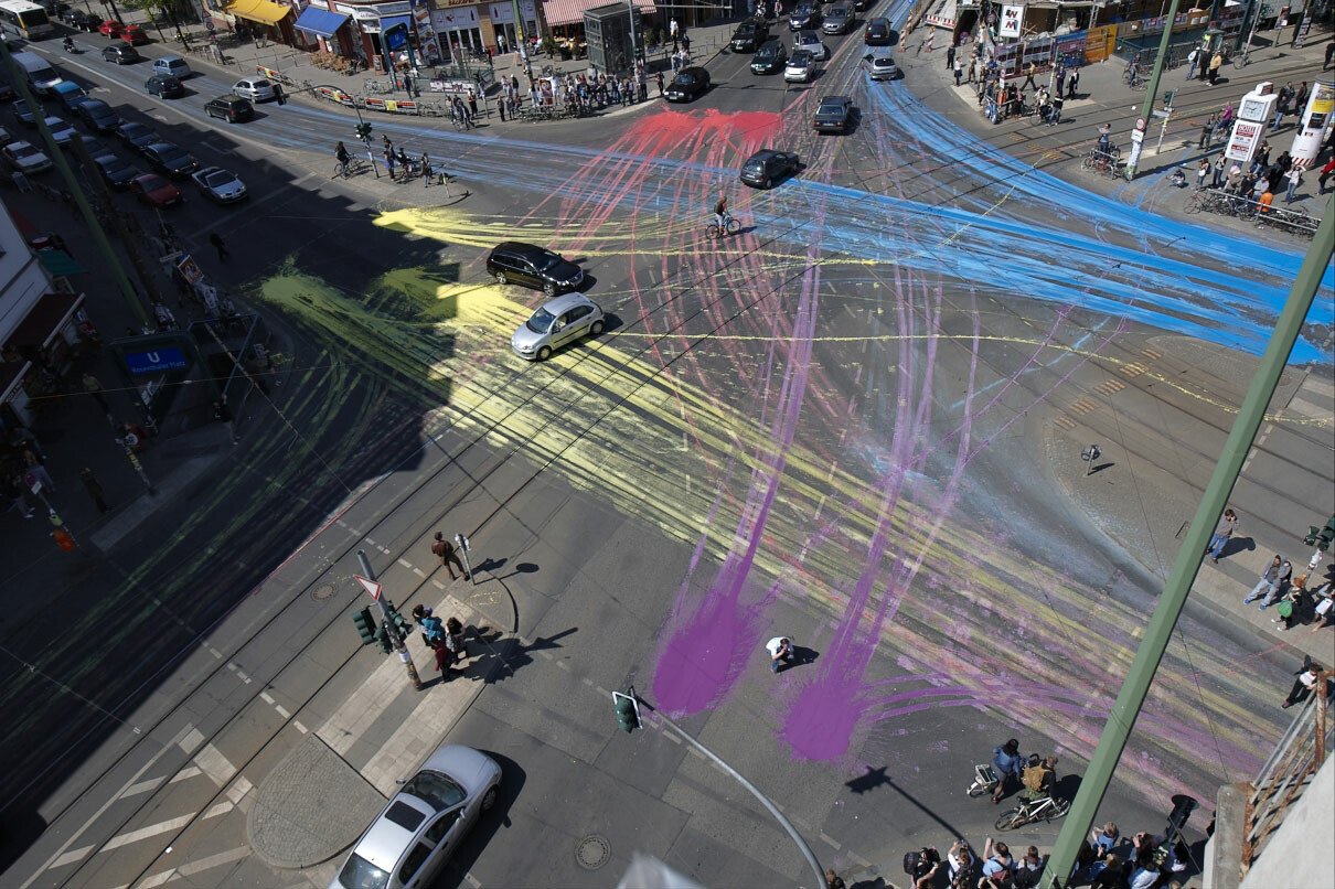 Cum sa colorezi o intersectie aglomerate cu ajutorul a 2000 de masini! VIDEO