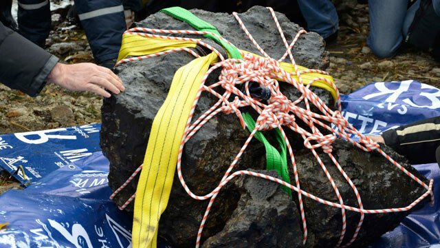Cel mai mare fragment din meteoritul cazut la Celiabinsk, recuperat dintr-un lac din Rusia! VIDEO