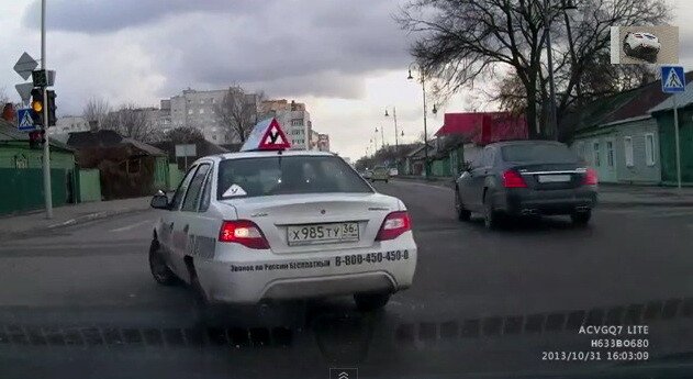 Cel mai nepotrivit moment in care poti sa virezi la stanga: DRIVING SCHOOL car FAIL! VIDEO