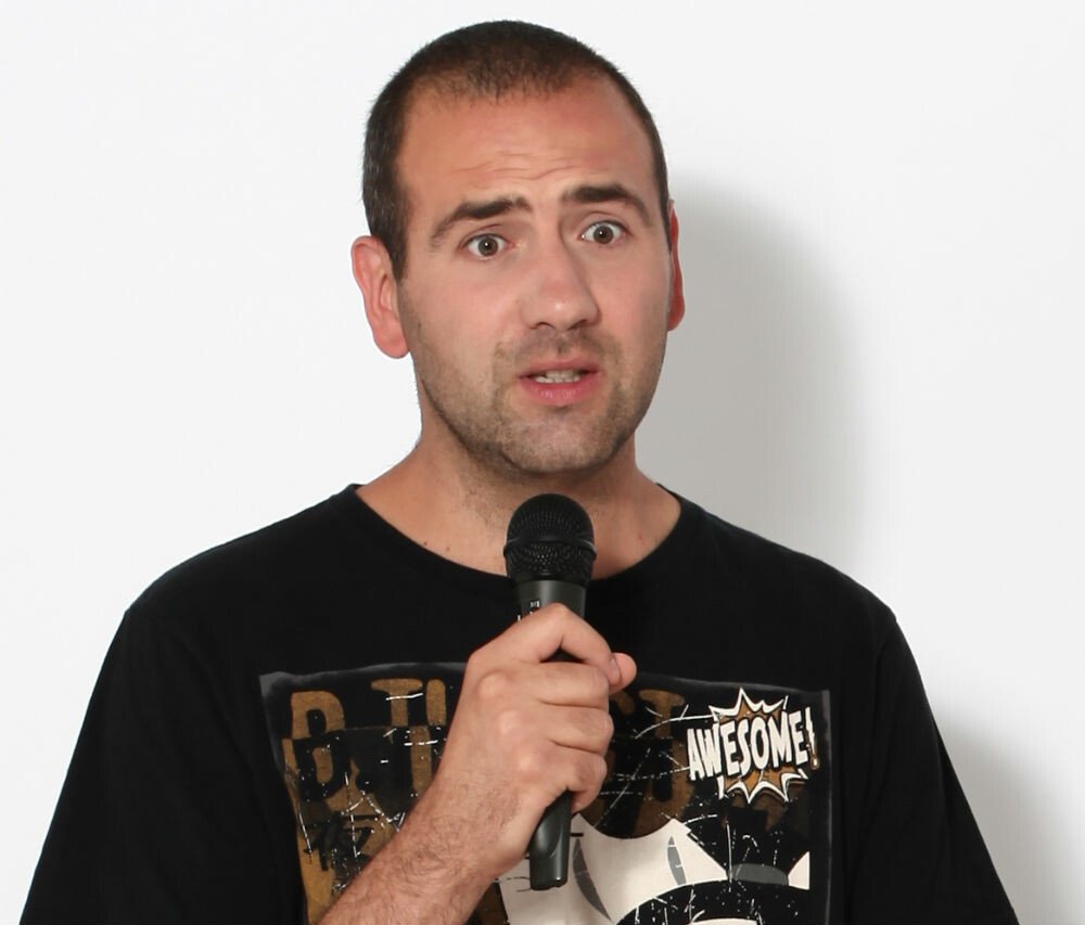 Care este "cea mai penala gluma auzita de curand" sau ce admira cel mai mult la o femeie: Vio raspunde la cateva intrebari: