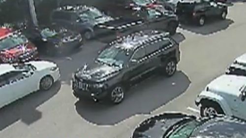 Au reusit sa fure un Jeep de 120,000 de euro in cateva secunde: Metoda i-a lasat masca pe polistiti: VIDEO