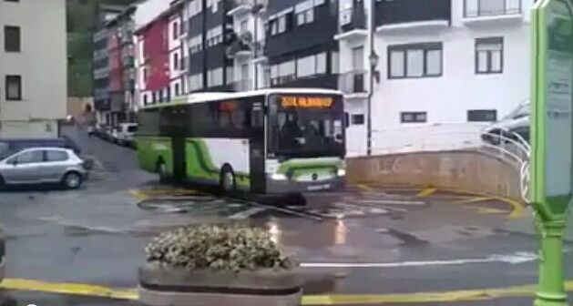 Nu iti trece prin cap asta: Cum se intoarce acest autobuz: VIDEO