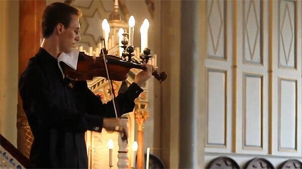 Uite ce face un violonist cand un telefon suna in sala de concert! VIDEO