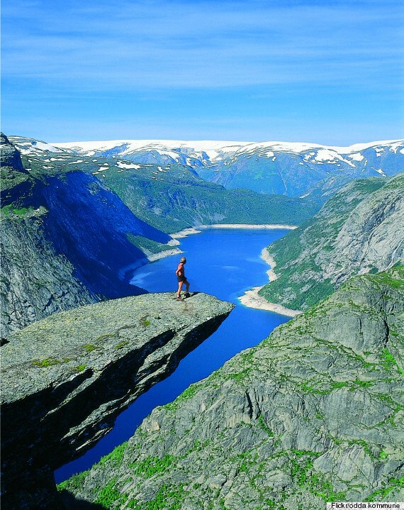 ACESTA este unul dintre cele mai infricosatoare peisaje din lume: Trolltunga, fotografii pe marginea prapastiei! FOTO