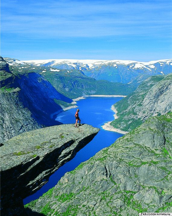 ACESTA este unul dintre cele mai infricosatoare peisaje din lume: Trolltunga, fotografii pe marginea prapastiei! FOTO