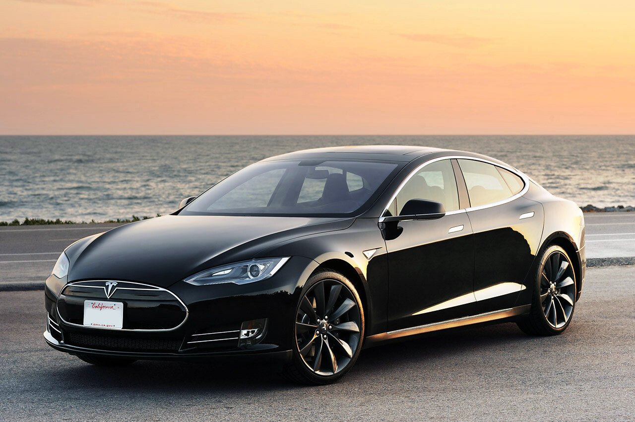 Un model Tesla S in valoare de 100.000 de dolari a fost vandut pentru 91,4 bitcoini: