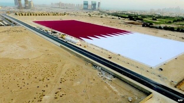 RECORD MONDIAL: Cel mai mare drapel din lume a fost desfasurat in Qatar