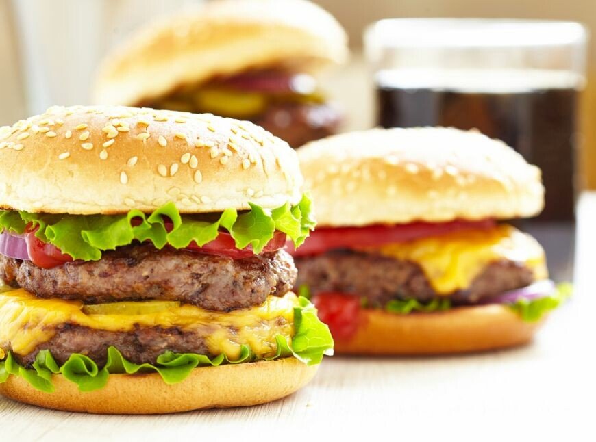 Cum esti pacalit de fiecare data fara sa stii: Ce trucuri folosesc restaurantele fast-food pentru a ne face sa mancam mai mult