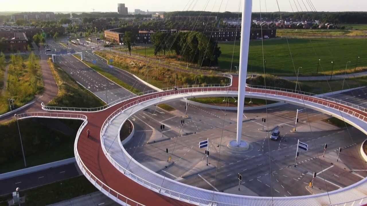 Asa arata tara cu autostrazi pentru ciclisti si un sens giratoriu suspendat pentru biciclete! VIDEO