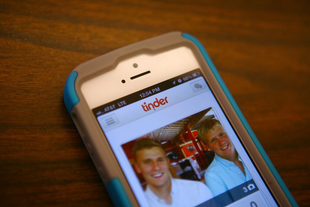 "A revolutionat datingul online" Aplicatia de smartphone prin care iti poti da intalnire cu cineva din apropiere! VIDEO