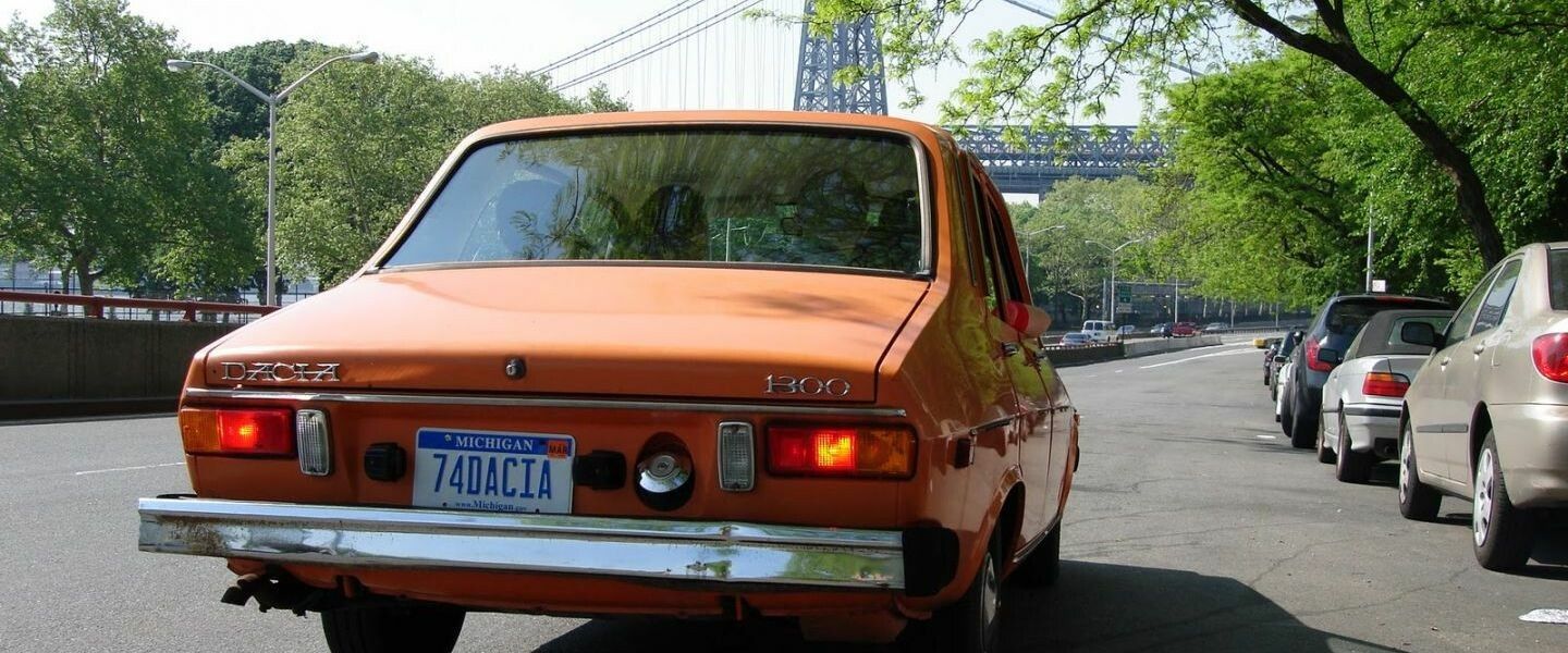 Batrana Dacie in Statele Unite: Un tanar din Brasov se plimba de 3 ani prin New York cu o "bunicuta 1300" VIDEO