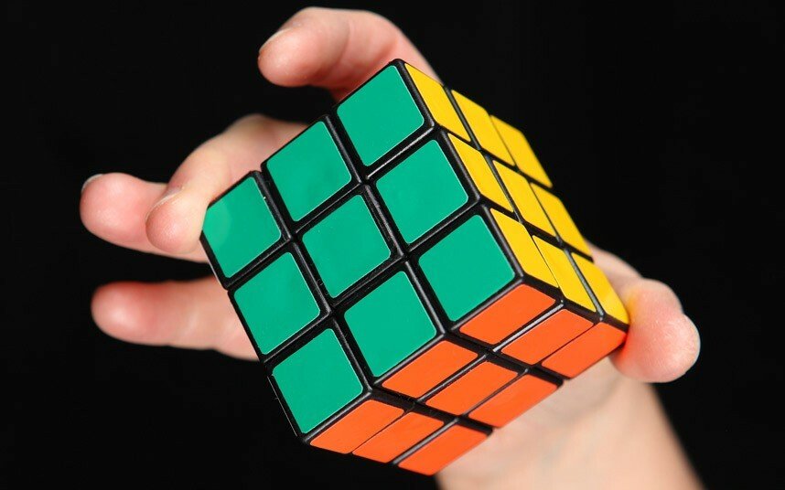 43 de cvintilioane de pozitii posibile, o singura solutie: Cum sa rezolvi un cub Rubik! VIDEO