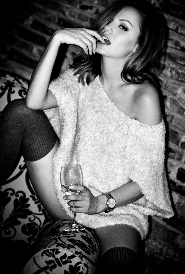 Alexandra Stan a renuntat la haine: poza nud postata pe Facebook: FOTO