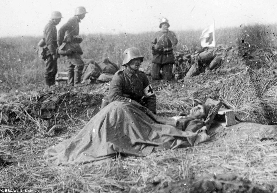 IMAGINI IN PREMIERA: Un soldat german de 16 ani a imortalizat ororile razboiului! FOTO