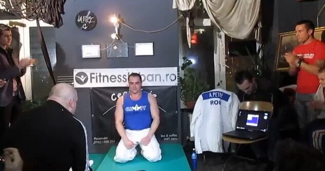 RECORD MONDIAL doborat la Cluj: Un jandarm a facut 631 de flotari pe dosul palmelor în 15 minute! VIDEO