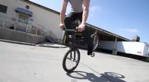 Trebuie sa te uiti la reluare sa vezi cum le-a facut: Uite ce poate baiatul asta sa faca doar cu o bicicleta: VIDEO