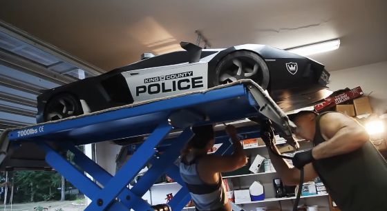 Doar baietii smecheri isi permit unul nou-nout, restul si-l fac singuri: Cum arata primul Aventador hand made "de politie": VIDEO