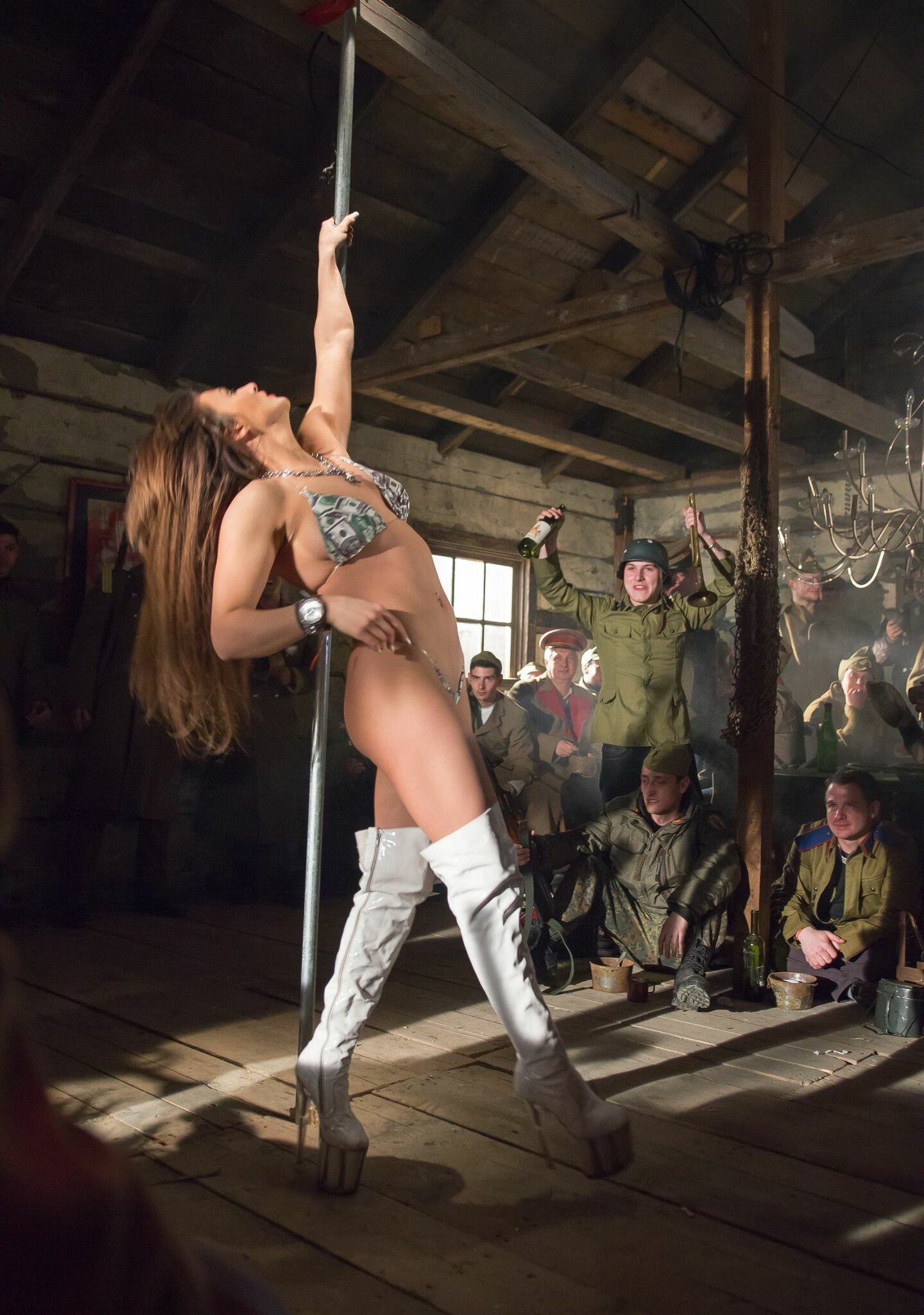Aparitie surpriza in cel mai nou clip Mandinga! Cine e dansatoarea la bara? VIDEO