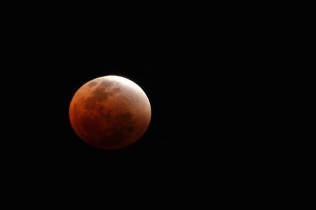"Luna sangerie" O eclipsa totala de Luna va avea loc pe 15 aprilie!