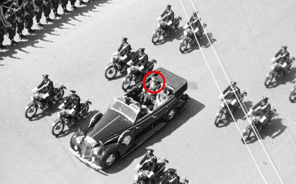 Au fost descoperite intr-un magazin de chilipiruri: Imagini nemaivazute cu Adolf Hitler! FOTO