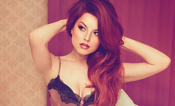Elena Gheorghe se lauda cu un corp senzational. L-a aratat la plaja, intr-un costum de baie sexy! FOTO