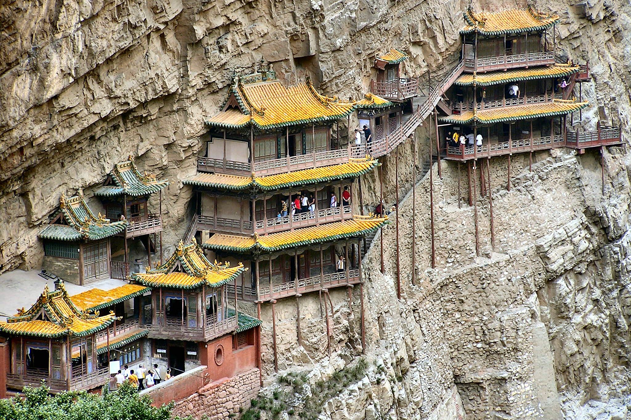 Templul suspendat de pe Muntele Hengshan sau "Manhattanul din noroi" 17 constructii imposibile! FOTO