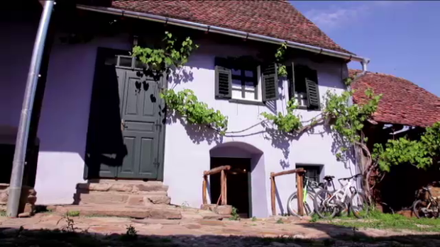 Doi romani au avut curajul sa abandoneze carierele de succes pentru o viata noua la Viscri. Au renovat o casa de 200 de ani