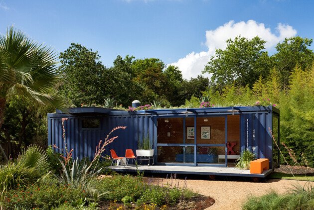 Un container de transport, transformat intr-o casa de vis. Ideea geniala a unui tanar artist! FOTO