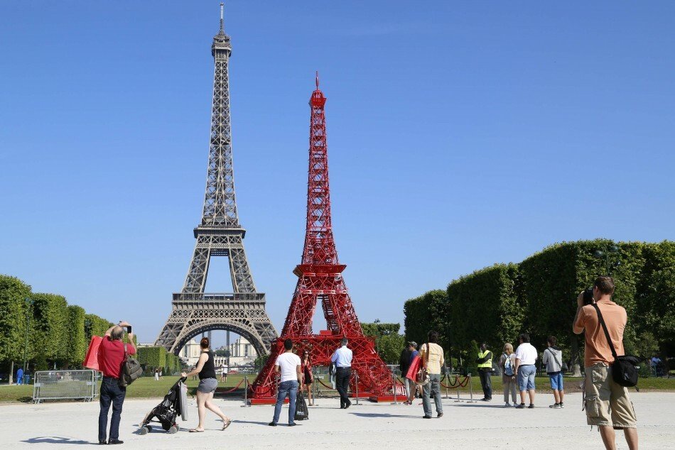 Turnul Eiffel X 2. A mai apartut un turn. Vezi despre ce este vorba: FOTO