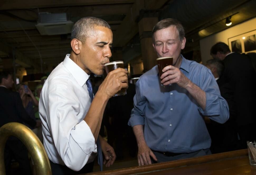 Un barbat a incercat sa ii ofere marijuana lui Barack Obama intr-un bar. Reactia presedintelui american: VIDEO