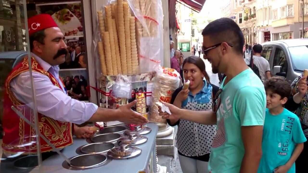 Un milion de oameni s-au uitat la clipul asta: A vrut sa cumpere o inghetata. Ce a urmat poti vedea in acest clip.