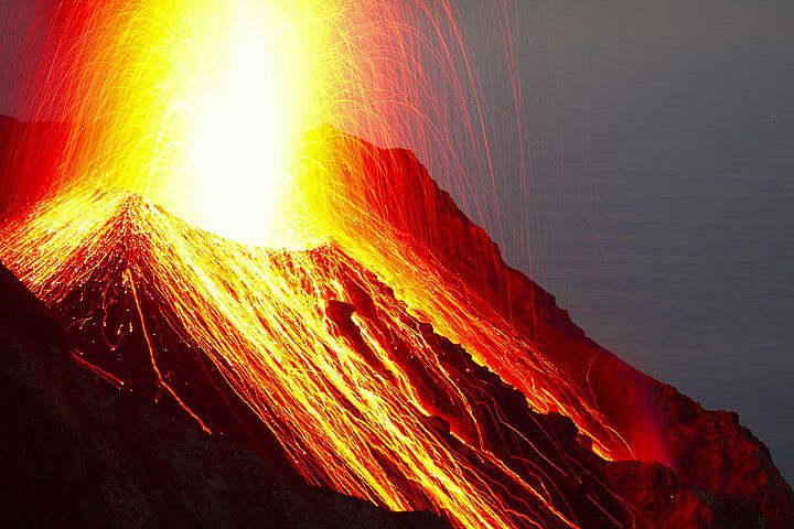 Atractie pentru sute de turisti: Vulcanul Stromboli a erupt! VIDEO