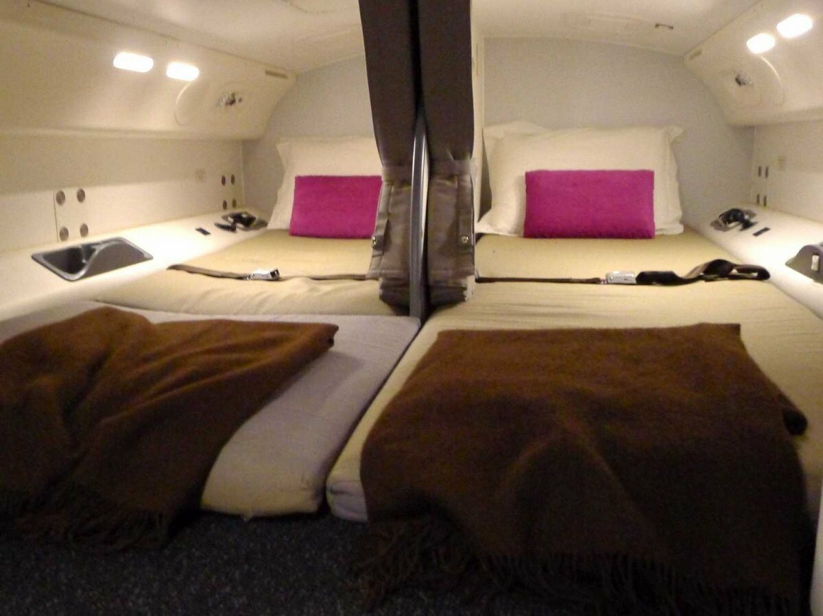 Aceasta este partea necunoscuta a unui avion: Unde se odihneste echipajul! VIDEO