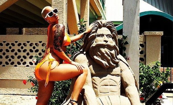 Este urmarita de 2.000.000 de oameni pe Instagram: Cum s-a fotografiat Amber Rose dupa ce a aparut aproape goala la VMA!