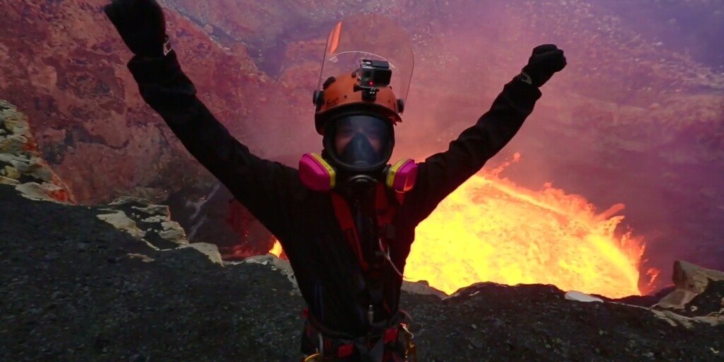 "Este ca si cum ai urca Everestul, doar ca pe invers" Doi exploratori au patruns cu o camera GoPro in interiorul unui vulcan activ. VIDEO