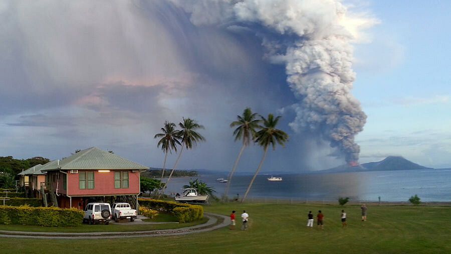 Peste 8.000.000 de oameni au vazut clipul: Eruptia unui vulcan, surprinsa de un turist! VIDEO