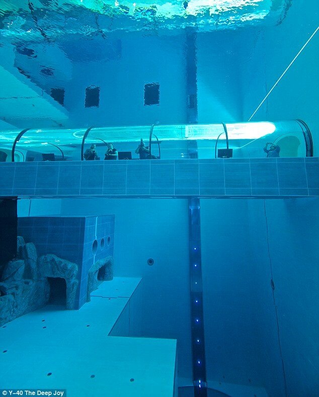 Ai curaj sa inoti aici? Asa arata cea mai adanca piscina din lume! VIDEO