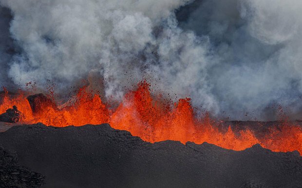 Imaginile sunt senzationale: Eruptia unui vulcan, surprinsa cu ajutorul unei drone! VIDEO