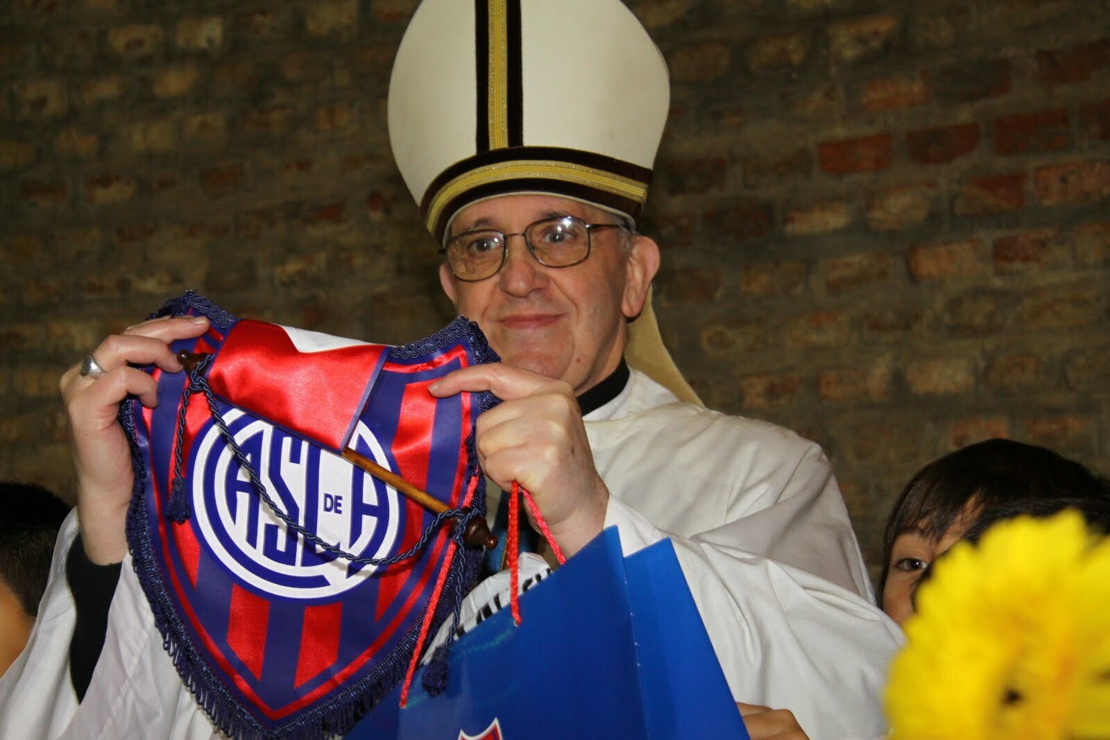 "Dorm mai mult, citesc ce imi place, ascult muzica." Cum arata o zi din viata Papei Francisc! VIDEO
