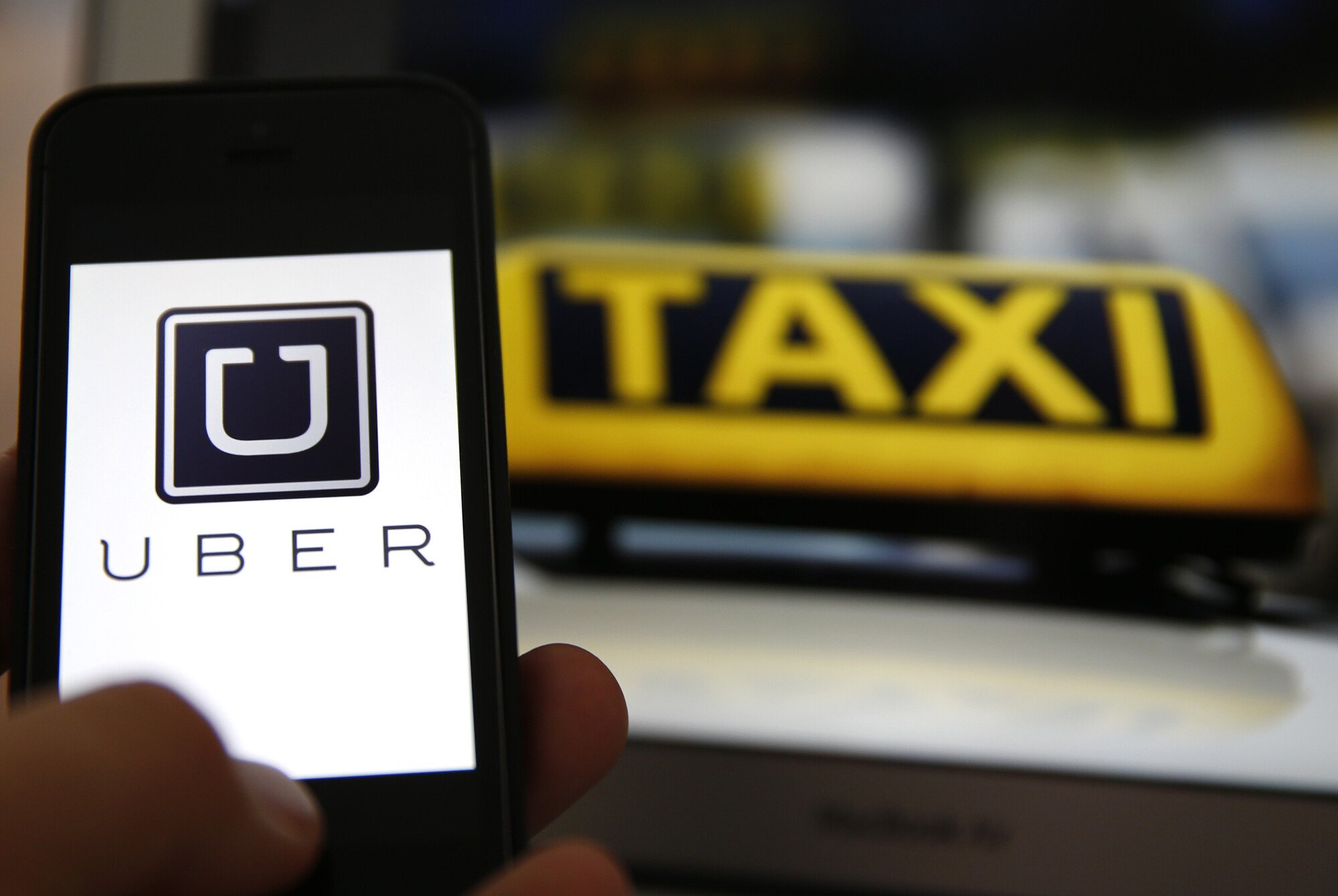 Aplicatia care a bagat spaima in taximetristi o sa fie disponibila si in Bucuresti! Ce este UBER: