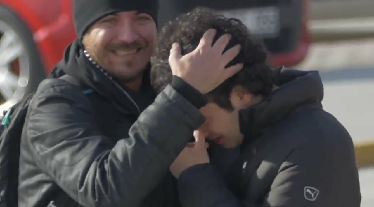 Experiment social emotionant: Mai multi oameni au invatat limbajul semnelor pentru a-i face o surpriza unui barbat surd! VIDEO