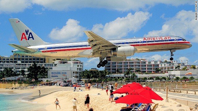 "Avioanele coboara atat de mult incat aproape ca pot atinge nivelul la care este instalata o plasa de volei." Cele mai spectaculoase aeroporturi din lume: FOTO