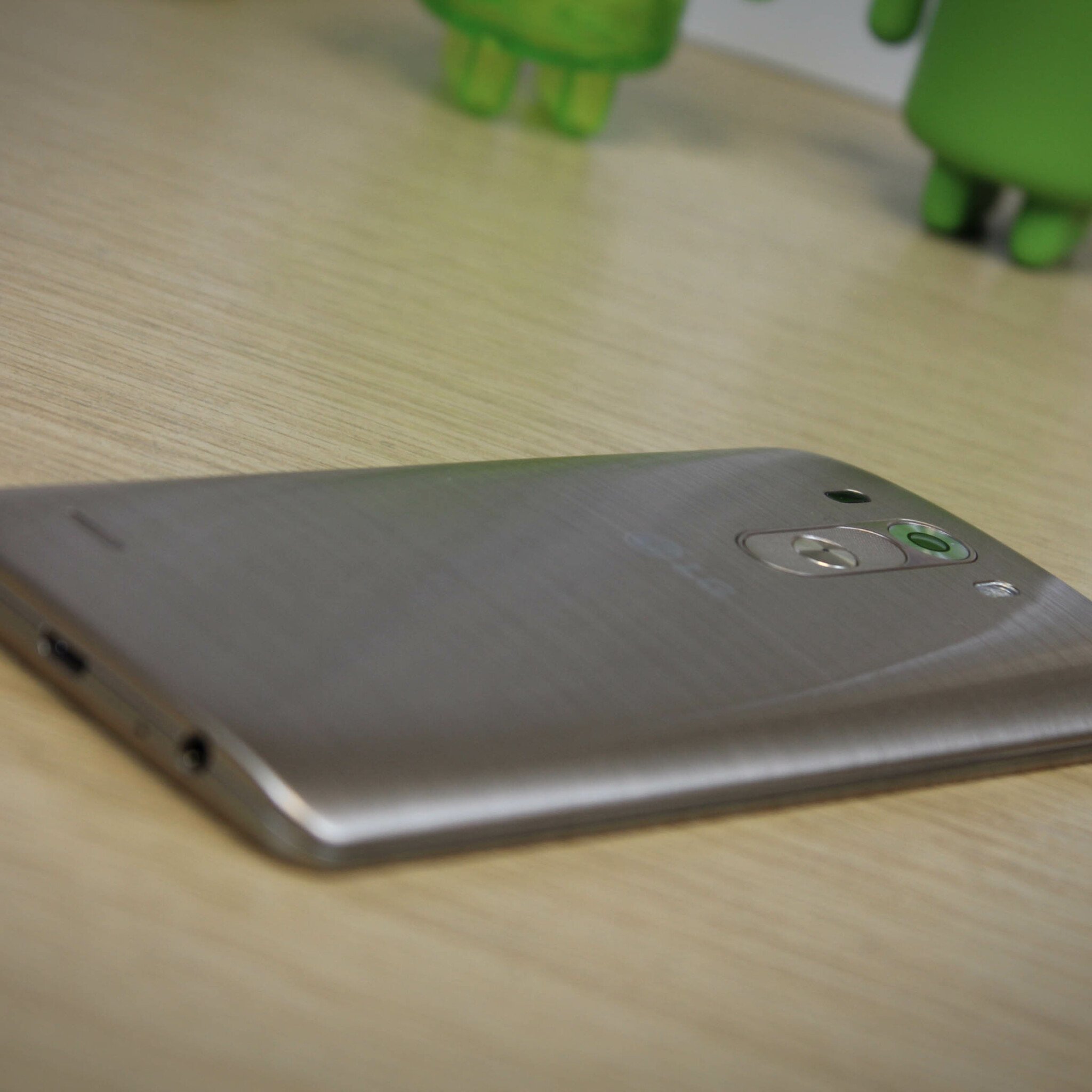 "Fratele" mai mic al celui mai bun telefon din 2014! Ce poate sa faca acest smartphone