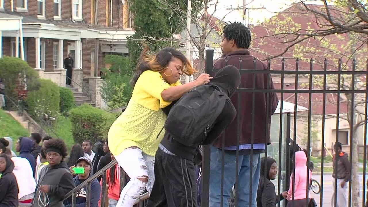 Viralul zilei: Reactia unei mame cand si-a vazut fiul aruncand cu pietre in politistii din Baltimore! VIDEO